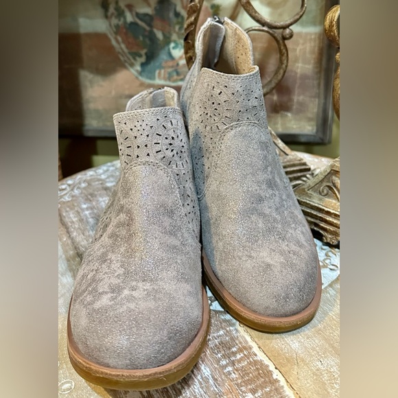 EUC Sofft “Barrosa” Laser Cut Light Grey and Silver Metallic Bootie. Size 7 - Picture 4 of 10